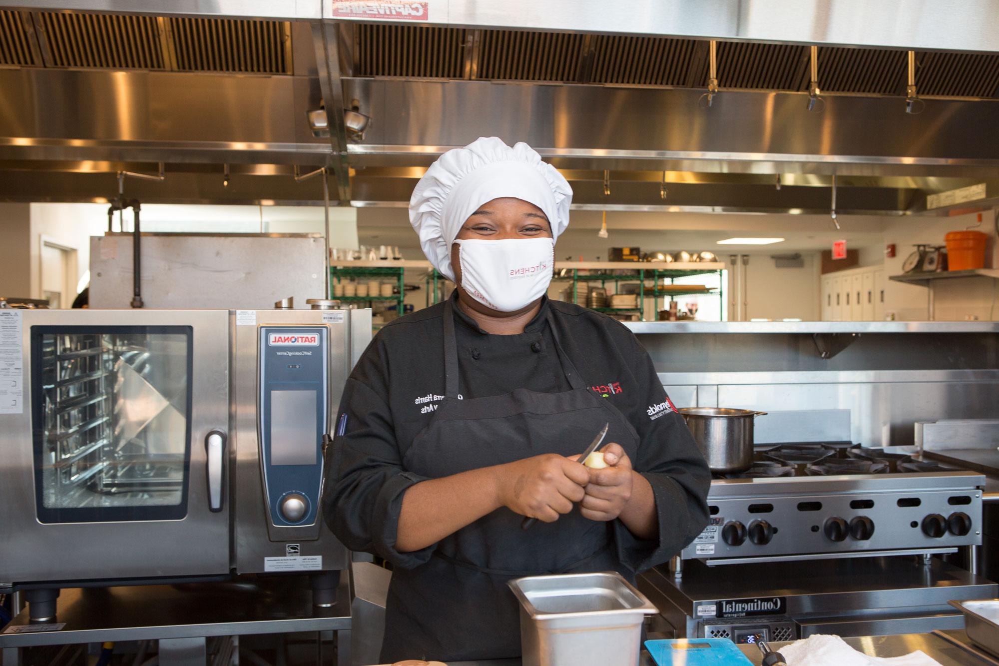 目前，烹饪艺术教学的特点是在线和课堂教学的混合. 